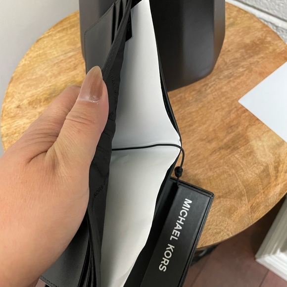 Michael Kors Jet Set Men’s Bifold Black Monogram Wallet - Picture 4 of 5